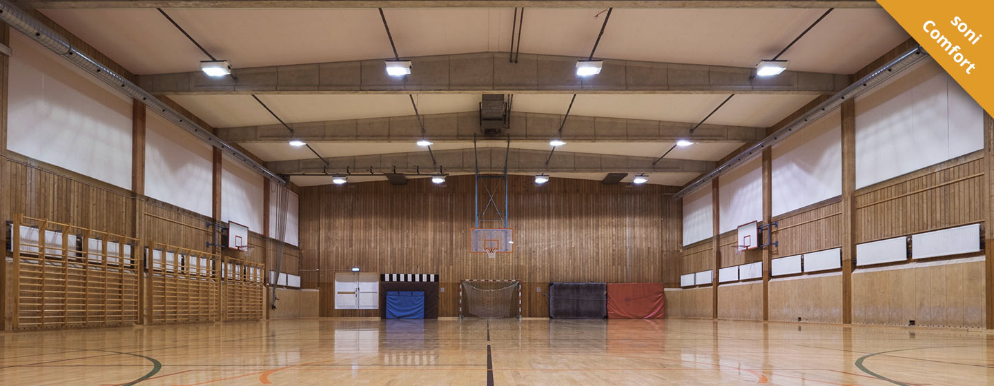 Sporthalle mit Schallabsorbern an der Decke