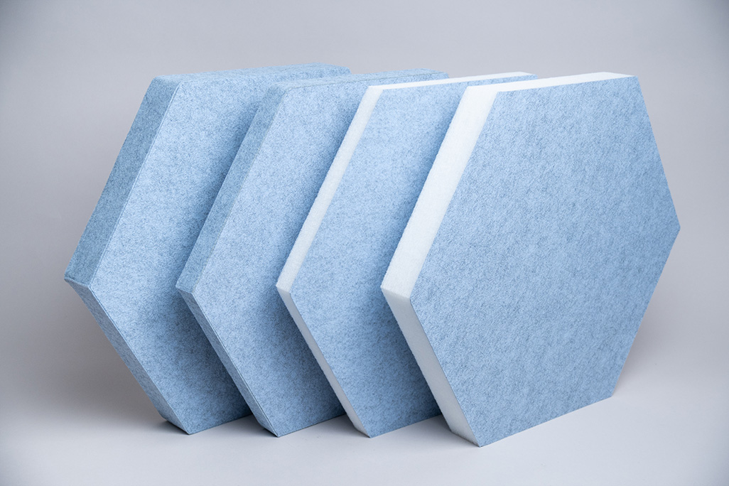 Blaue sechseckige Schallabsorber in diversen dicken