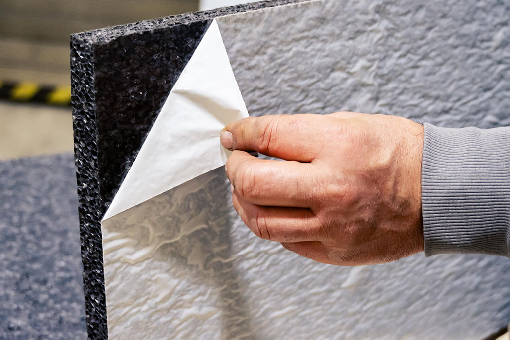 soni RESIST Sound insulation panel soni RESIST, you can see how the self-adhesive finish is removed.