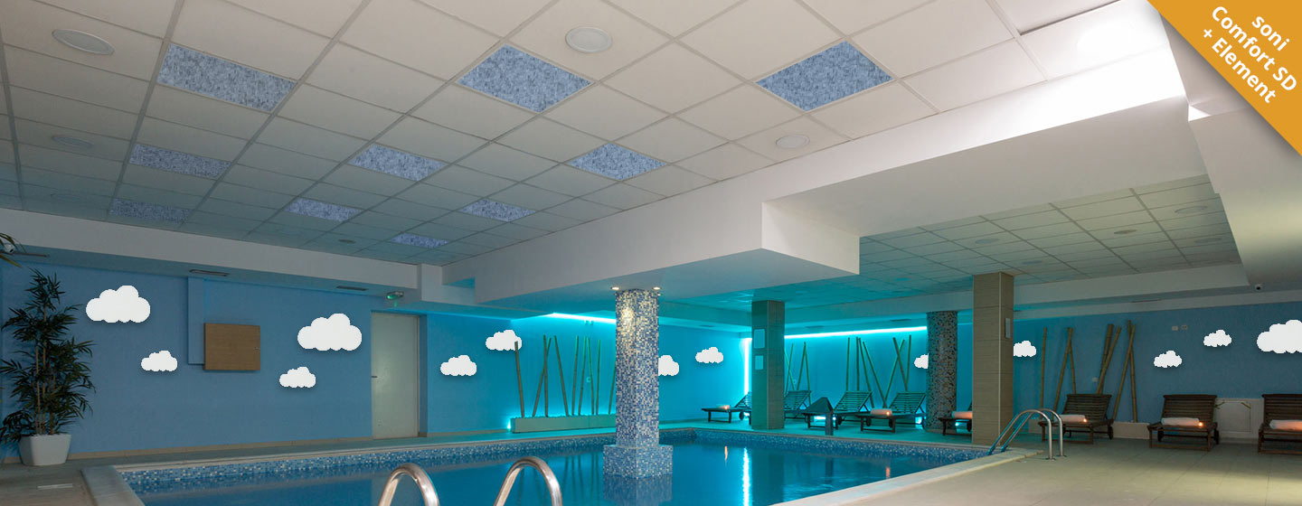 Schwimmhalle mit Schallabsorbern an der Decke