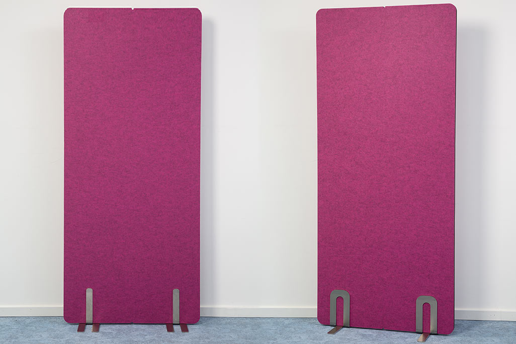 2 partitions from soniflex next to each other in front of a white wall, color pink