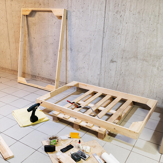 Schallabsorber selber bauen Holzrahmen in einer Garage auf dem Boden liegend