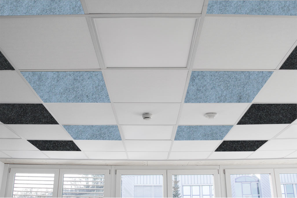 soni COLOR RD - Wandabsorber aus PES-Vlies mit farbiger Filz-Oberfläche Grid ceiling in an office with square, colored inlaid acoustic elements in white, blue and anthracite.