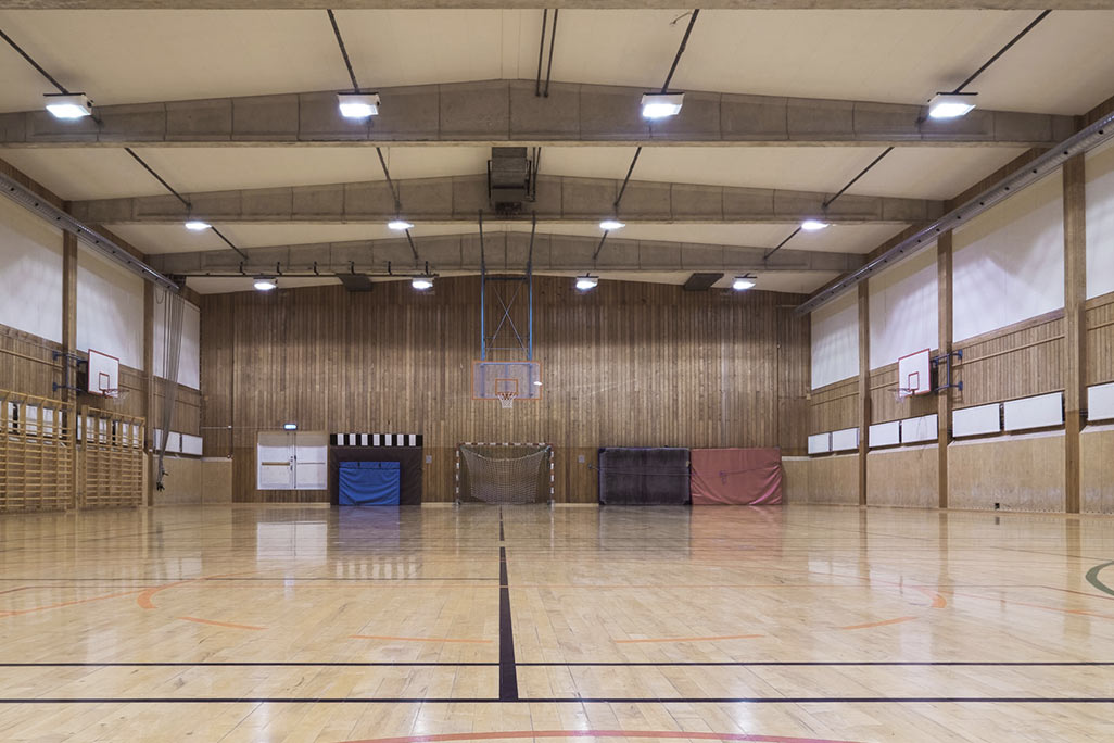 Ceiling of a gymnasium lined with white soni COMFORT sound absorption panels